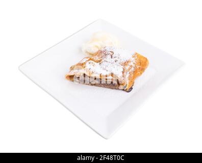 Köstlicher Strudel mit Apfel und Walnüssen. Serviert mit einer Kugel Vanilleeis. Isoliert auf weißem Hintergrund. Stockfoto