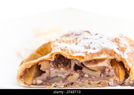 Köstlicher Strudel mit Apfel und Walnüssen. Serviert mit einer Kugel Vanilleeis. Makro. Foto kann als ganzer Hintergrund verwendet werden. Stockfoto