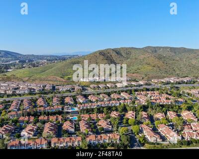 Luftaufnahme des oberen Mittelklasse-Viertels mit großen Villen in San Diego, Kalifornien, USA. Stockfoto