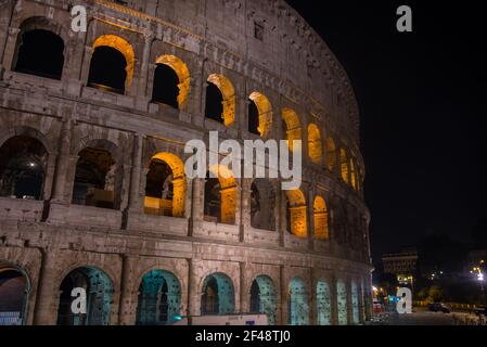 Detail des Kolosseums in Rom, Nachtfoto Stockfoto