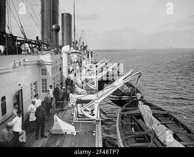 Seeno treten auf das Deck des Tiefsee-Passagierdampfers "Kaiser sah Bäume auf dem Deck der Tiefsee trainieren Beifahrer Dampfer 'Kaiser Stockfoto