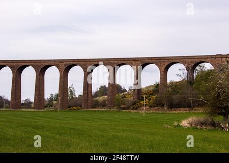 Ein Teil des Viadukts Culloden, ein Eisenbahnviadukt aus dem 19th. Jahrhundert, kurz bevor es den Fluss Nairn im Norden des schottischen Hochlandes überquert Stockfoto