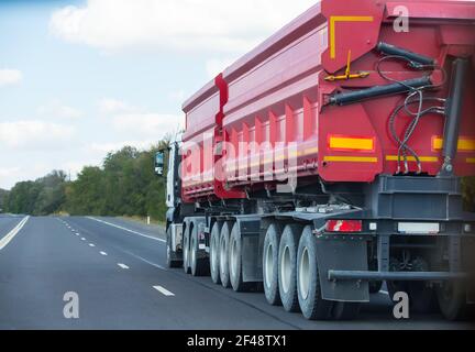 Big Dump Truck geht auf Land Autobahn Stockfoto