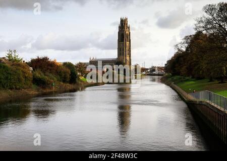 Herbstansicht der St. Botolphs Kirche, (Boston Stump), Fluss Witham, Boston Stadt, Lincolnshire County, England, Großbritannien Stockfoto