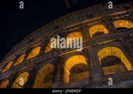 Detail des Kolosseums in Rom, Nachtfoto Stockfoto