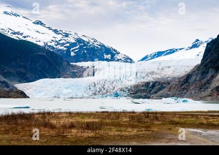 Der Mendenhall Gletscher und kleine Eisberge, auch bekannt als bergige Bits und Growler, in der Nähe von Juneau, Alaska Stockfoto