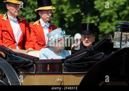 Ihre Majestät, die Königin, lächelt seiner Königlichen Hoheit Prinz zu Philip der Herzog von Edinburgh bei seinem letzten Trooping von Die Farbe Stockfoto