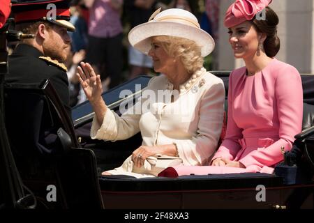 Catherine Duchess of Cambridge, Prince Harry & Camilla Parker Bowles bei Trooping of the Color Stockfoto