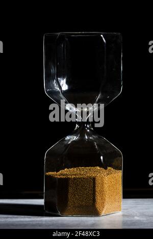 sanduhr der Zeit isoliert auf schwarzem Hintergrund. Stockfoto
