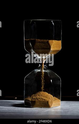 sanduhr der Zeit isoliert auf schwarzem Hintergrund. Stockfoto