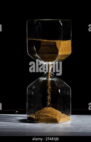 sanduhr der Zeit isoliert auf schwarzem Hintergrund. Stockfoto