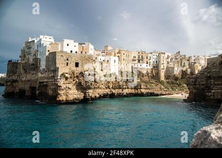 Malerischer Blick auf Lama Monachile Strand Cala Porto in Polignano a Mare, Italien Stockfoto