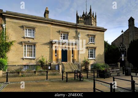 Die wisbech Museum und St. Peters Kirche, Wisbech Stadt, Flussauen, Cambridgeshire, England, Großbritannien Stockfoto