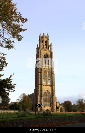 Herbstansicht der St. Botolphs Kirche, (Boston Stump), Fluss Witham, Boston Stadt, Lincolnshire County, England, Großbritannien Stockfoto