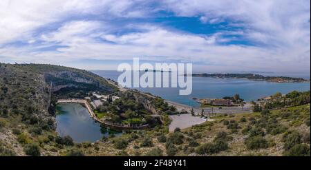 Athen Griechenland riviera Küste, Vouliagmeni. Panoramablick über den See und das nahe gelegene Gebiet im Süden. Berühmte See und Höhle Luftdrohne Vögel Blick aus der Vogelperspektive, Stockfoto