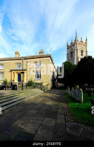 Die wisbech Museum und St. Peters Kirche, Wisbech Stadt, Flussauen, Cambridgeshire, England, Großbritannien Stockfoto