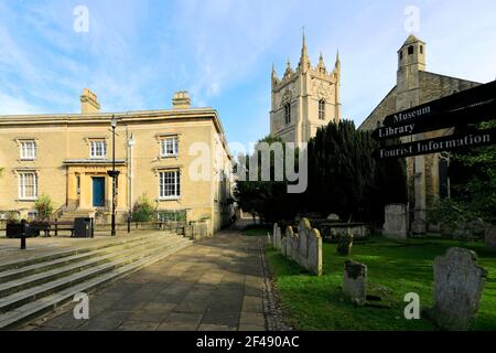 Die wisbech Museum und St. Peters Kirche, Wisbech Stadt, Flussauen, Cambridgeshire, England, Großbritannien Stockfoto