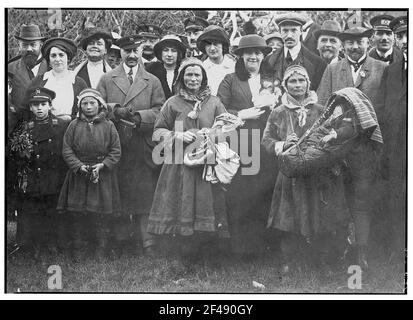 Tasche für Damen. Mädchen, Großmutter (mit Handtaschen) und Mutter (mit Kleinkind in tragbarer Wiege). Gruppenaufnahme mit Touristen von Hapag in Tromsø (Norwegen) Stockfoto