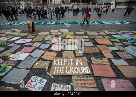 Rom, Italien. März 2021, 19th. Fridays for Future Rom veranstaltete eine Demonstration auf der Piazza del Popolo, um den zweiten Jahrestag der Global Strike for Future Demonstration zu feiern. Die Kundgebung gegen die globale Erwärmung und den Klimawandel wurde weltweit nach den Aktionen "Fridays for Future" organisiert, die direkt mit Greta Thunberg in Verbindung stehen. Kredit: LSF Foto/Alamy Live Nachrichten Stockfoto