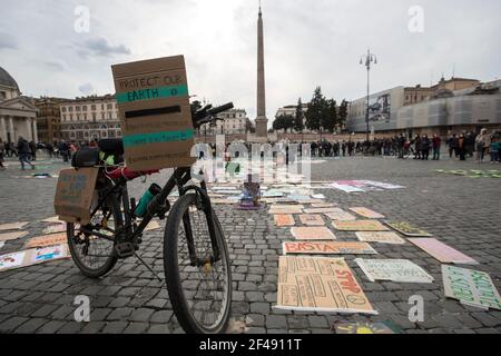 Rom, Italien. März 2021, 19th. Fridays for Future Rom veranstaltete eine Demonstration auf der Piazza del Popolo, um den zweiten Jahrestag der Global Strike for Future Demonstration zu feiern. Die Kundgebung gegen die globale Erwärmung und den Klimawandel wurde weltweit nach den Aktionen "Fridays for Future" organisiert, die direkt mit Greta Thunberg in Verbindung stehen. Kredit: LSF Foto/Alamy Live Nachrichten Stockfoto