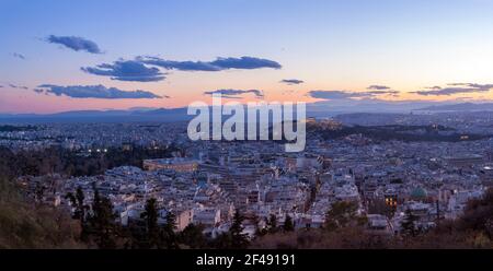 Blick auf die Stadt von Athen, während des Sonnenuntergangs. Auf der rechten Seite kann gesehene Akropolis und das Parthenon, und unten links das griechische Parlament. Stockfoto
