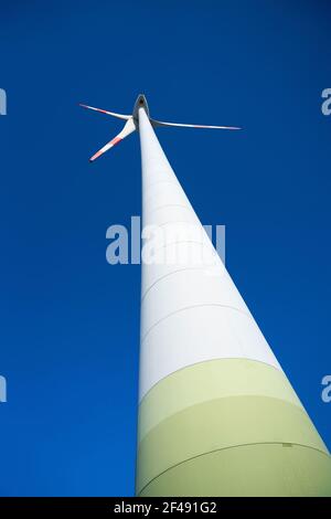 Ansicht einer Windenergieanlage im Norden des Stadt Magdeburg von unten gesehen Stockfoto