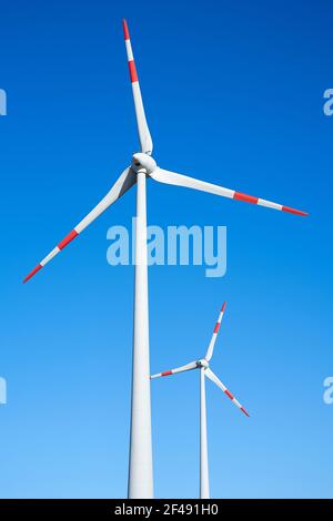 Zwei Windkraftanlagen im Industriegebiet im Norden Der Stadt Magdeburg in Deutschland Stockfoto