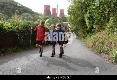 Nach Hause gehen von Schuljungen, die nach einem Schultag den Steep Hill hochlaufen. Schüler Kinder laufen nach Hause Steep Hill Britain UK. BILD VON DAVID BAGNALL Stockfoto