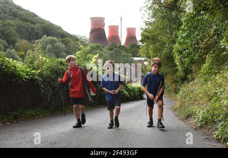 Nach Hause gehen von Schuljungen, die nach einem Schultag den Steep Hill hochlaufen. Schüler Kinder laufen nach Hause Steep Hill Britain UK. BILD VON DAVID BAGNALL Stockfoto