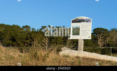 Zweisprachiges Schild am Point Lobos State Natural Reserve, das die Besucher warnt, auf Pfaden in Englisch, Spanisch zu bleiben; Warnung vor Erosionskontrolle; Kalifornien. Stockfoto