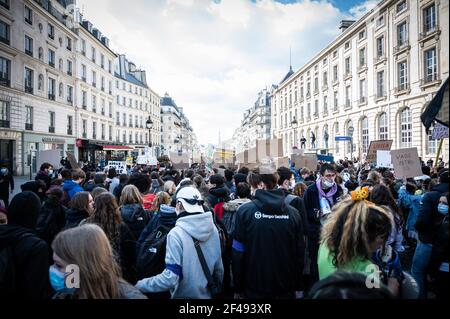 Paris, Frankreich. März 2021, 19th. Der YouthForKlima-marsch zieht am 19. März 2021 in Richtung Luxemburg-Gärten in Paris. Kredit: Nathan Claux/Alamy Live Nachrichten Stockfoto