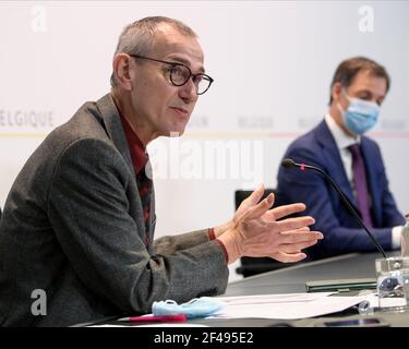 Vizepremierminister und Minister für Gesundheit und Soziales Frank Vandenbroucke und Premierminister Alexander De Croo im Bild während einer Drücken Sie auf con Stockfoto