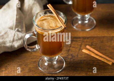 Hausgemachter Boozy Hot Buttered Rum mit Zimtstange Stockfoto