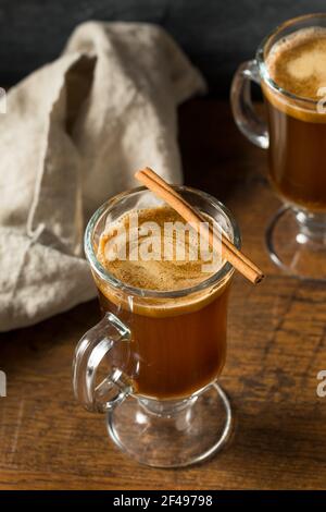 Hausgemachter Boozy Hot Buttered Rum mit Zimtstange Stockfoto