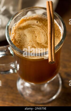 Hausgemachter Boozy Hot Buttered Rum mit Zimtstange Stockfoto