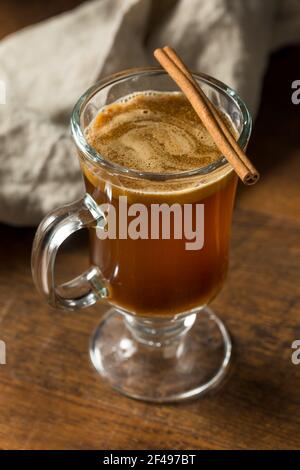 Hausgemachter Boozy Hot Buttered Rum mit Zimtstange Stockfoto