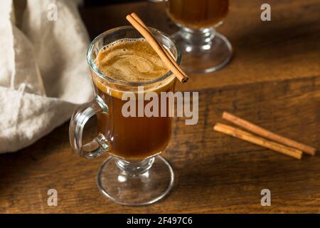 Hausgemachter Boozy Hot Buttered Rum mit Zimtstange Stockfoto