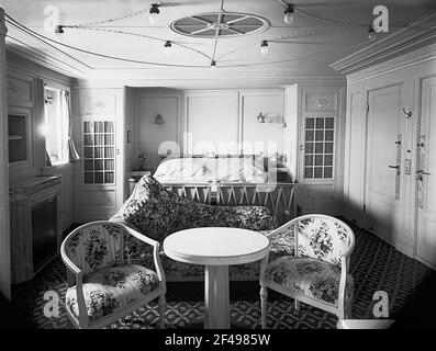 Hochsee-Passagierdampfer 'Kaiser' von Hapag Hamburg. Kabine mit Sitzplätzen, Betten und Einbaugebühren Hochsee-Passagierstopper 'Emperor' von Hapag Hamburg. Kabine mit Sitzgelegenheiten, Betten und Einbauschränken Stockfoto