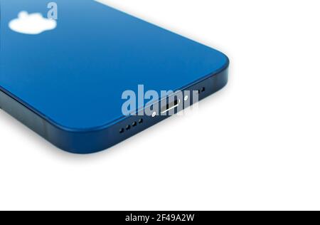 Charkov, Ukraine - 12. März 2021: Apple iPhone 12 Ladeanschluss aus der Nähe, weißer isolierter Hintergrund Stockfoto