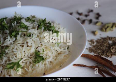 Gedämpfter Basmati-Reis mit Kreuzkümmel und Gewürzen. Lokal bekannt als Jeera Reis. Aufnahme auf weißem Hintergrund Stockfoto