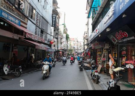 Hanoi, Vietnam - September, 2015: Blick auf die Altstadt. Vietnamesen auf Motorrädern unterwegs. Stockfoto