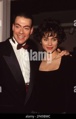 Jean-Claude Van Damme und seine Frau Gladys Portugues nehmen am 11. März 1991 an den Annual People's Choice Awards 17th in den Paramount Studios in Hollywood, Kalifornien, Teil. Quelle: Ralph Dominguez/MediaPunch Stockfoto