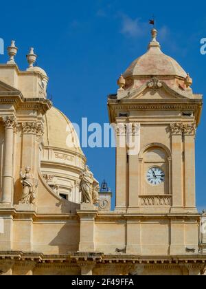 Uhrenturm und Fassadendetail des Duomo di Noto Stockfoto