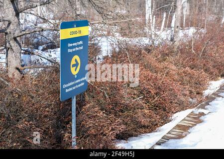 Ottawa, Ontario, Kanada - 17. März 2021: Ein Schild der National Capital Commission (NCC) am Mer Bleue Boardwalk zeigt die Richtung des Verkehrs für Stockfoto