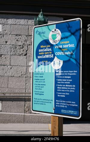 Ottawa, Ontario, Kanada - 15. März 2021: Ein Schild der Stadt Ottawa im Byward Market fördert die Vorsorge für die öffentliche Gesundheit während des COVID Stockfoto