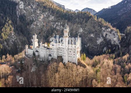 Luftdrohnenaufnahme des malerischen Schlosses Neuschwanstein auf einem verschneiten Hügel Im Winter Sonnenlicht in Deutschland Stockfoto