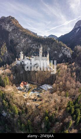 Luftdrohnenaufnahme des malerischen Schlosses Neuschwanstein auf einem verschneiten Hügel Im Winter Sonnenlicht in Deutschland Stockfoto
