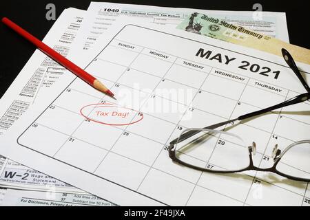 Steuerunterlagen und Kalender mit eingekreisten Mai 17th und den Worten fällige Steuern rot eingekreist. Stockfoto