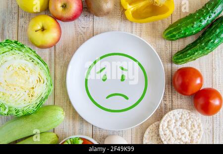 Das Konzept der richtigen Ernährung. Diät. Trauriger Smiley. Selektiver Fokus. Natur, Stockfoto