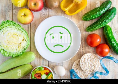 Das Konzept der richtigen Ernährung. Diät. Trauriger Smiley. Selektiver Fokus. Natur, Stockfoto